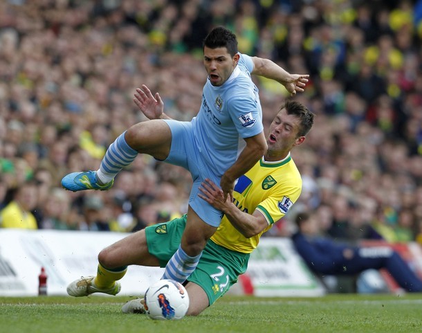 Trận đấu diễn ra khá quyết liệt bởi các cầu thủ đội chủ nhà Norwich City không ngại chơi rắn.